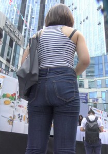 【若只是初见】吃货节上的紧身牛仔翘臀美女[4.75G]