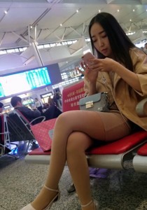 米色风衣短裙肉丝白高尤物[1.37G] 解压密码：街拍爱好者[/sell][/myhide]