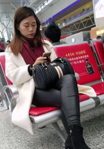 白色外套黑皮裤美腿[705M]