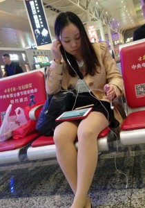 米色风衣肉丝米色皮鞋[990M]