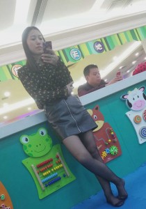 亲子乐园长发黑丝美妈丝腿抓拍第三部[1.11G]