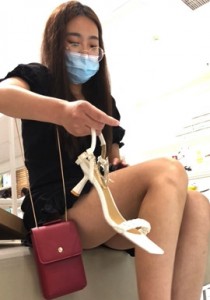 【TIMCOB】⭐CD原创⭐戴眼镜换鞋小姐姐！N尿湿了！蹲拍视角[296M]