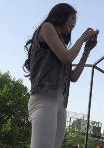 【若只是初见】极品翘皮白色打底裤翘臀美眉[2.27G]