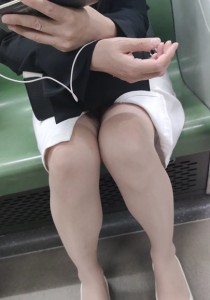 地铁上黑衣白裙白鞋肉丝袜少妇[2.83G]