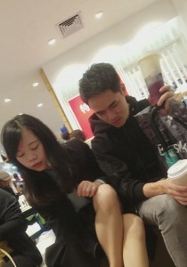鞋店系列和美女男友一起看着美女丝腿换鞋[786M]