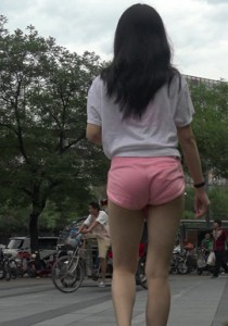 【若只是初见】等公交的性感粉红热裤紧三角美女[2.51G]