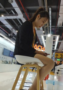 展台上的极品肉丝袜OL[734M]