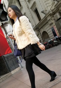 米白色皮草黑短裙黑丝[480M]