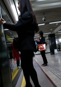 看手机的黑衣黑丝黑高[586M]