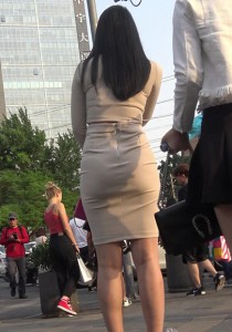 【街拍之魂】行走中的荷尔蒙-极品浅黄色包臀裙大美女[2.03G]