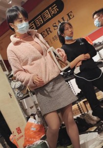 190短发邻家少妇型美女灰丝试鞋高清视频2分11秒