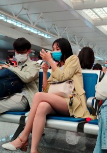 肉丝袜平底鞋美女悠闲的翘着二郎腿[2.44G]