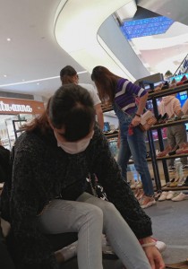 鞋店系列长腿少妇灰色短丝试鞋穿丝近拍[867M]