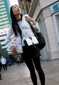 白色滑雪衫黑丝美腿[440M]