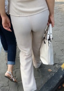 【内O3】丰满白色职业裤紧身大翘臀下车[616M]