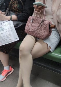 地铁上肉丝袜低跟鞋美腿毛M[1.81G]