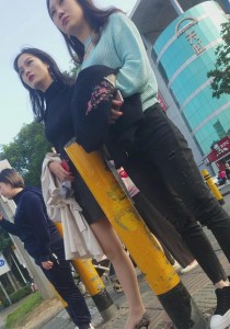 极品身材超薄闪亮肉丝丰满两美女跟拍[1.03G]