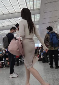 候车厅连衣裙窈窕身材裸腿凉高跟妹子[1.54G]