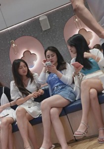 167近拍多美女个个颜值在线秀美腿2分42秒