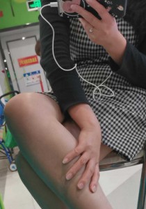 亲子乐园年轻肉丝袜高跟美妈丝腿近距离特写[1.59G]