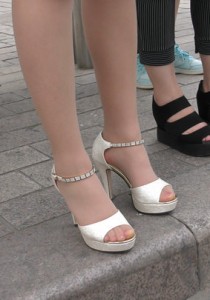 柳妃雁4K丝足-丰腴嫩白的丝袜高跟姑娘[802M]