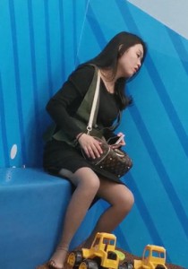 亲子乐园长发韵味少妇厚丝诱惑坐姿[486M]