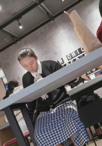 格子长裙超薄肉丝袜少妇餐厅放松双脚[557M]