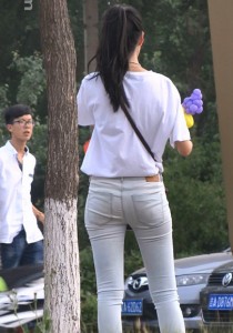 漫步星空-浅蓝色紧牛美女[1.17G]