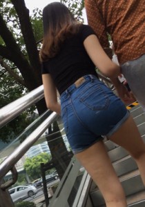 【内O3】超紧牛仔热裤大翘臀美女和男友逛街[2.29G]