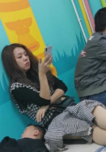 亲子乐园年轻气质辣妈短裙美腿两部[1.04G]