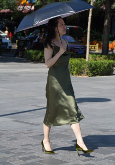 200非常喜欢丝滑墨绿真丝裙高跟美女75张
